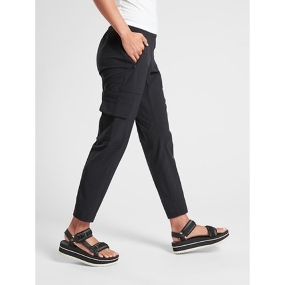 Athleta Chelsea Cargo Pants Black Size 10 Lightweight Hiking Travel Athleisure